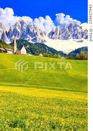 フネ谷の春景色とドロミティアルプスの絶景 139457942