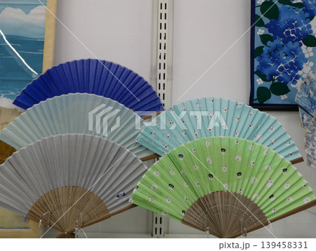 夏の風物詩の扇 色とりどりでプレゼントにも喜ばれる扇子センスが光る 夏の風物詩の扇 色とりどりでプレゼントにも喜ばれる扇子センスが光る 139458331