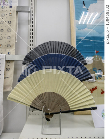 夏の風物詩の扇 色とりどりでプレゼントにも喜ばれる扇子センスが光る 夏の風物詩の扇 色とりどりでプレゼントにも喜ばれる扇子センスが光る 139458332