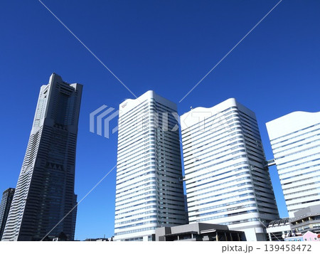 青空に映えるランドマークタワー 青空に映えるランドマークタワー 139458472