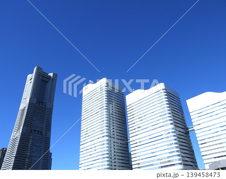 青空に映えるランドマークタワー 139458473