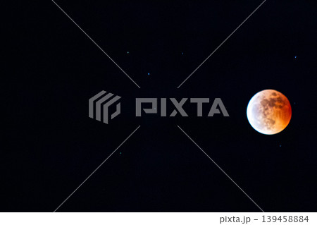 ブラッドムーンと星空のコピースペース 139458884
