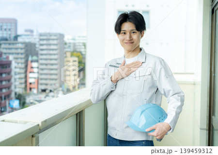 設備点検をする作業員の男性 設備点検をする作業員の男性 139459312