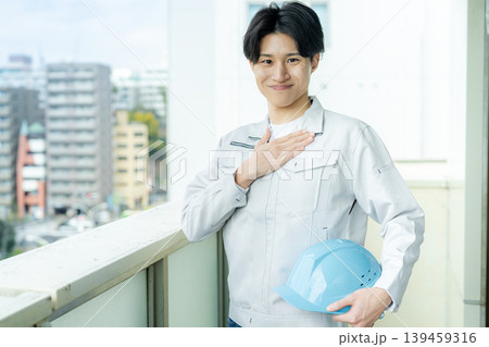設備点検をする作業員の男性 設備点検をする作業員の男性 139459316