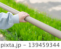 手すりをつかむ子供の手 139459344