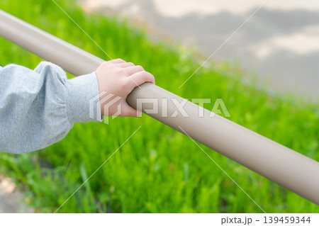 手すりをつかむ子供の手 139459344