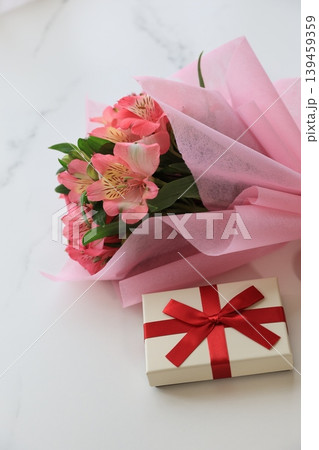 花束とプレゼント 花束とプレゼント 139459359