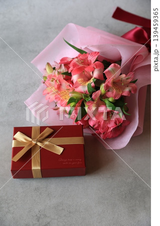 花束とプレゼント 花束とプレゼント 139459365