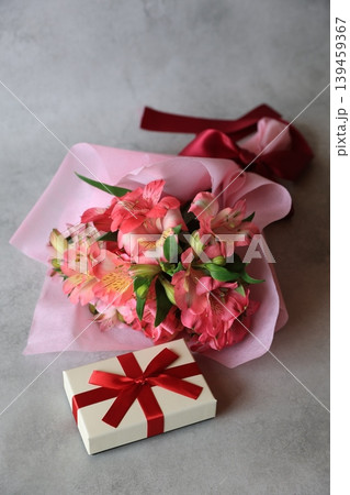 花束とプレゼント 花束とプレゼント 139459367