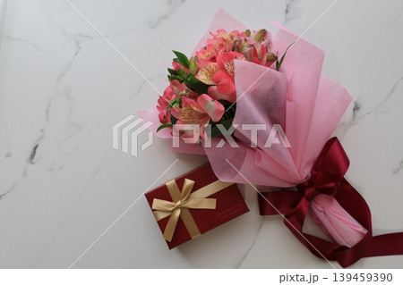 花束とプレゼント 花束とプレゼント 139459390