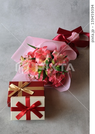 花束とプレゼント 花束とプレゼント 139459394