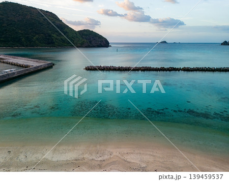 阿嘉島の前浜ビーチ（メーヌ浜）のドローン撮影。沖縄県島尻郡慶良間諸島阿嘉島2025 139459537