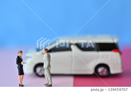 残価設定クレについて丁寧に説明する女性社員イメージ 139459707