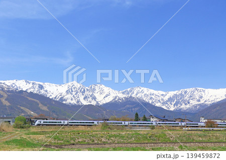 大糸線 春の白馬山麓を行く特急あずさ 大糸線 春の白馬山麓を行く特急あずさ 139459872