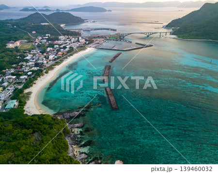 阿嘉島の天城展望台から見る朝焼けのドローン撮影。沖縄県島尻郡慶良間諸島阿嘉島2025 139460032