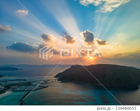 阿嘉島の天城展望台から見る朝焼けのドローン撮影。沖縄県島尻郡慶良間諸島阿嘉島2025 139460055