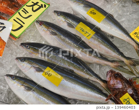 和歌山・白浜「とれとれ市場」の新鮮なツムブリ 活気ある鮮魚コーナーの地魚陳列 139460403