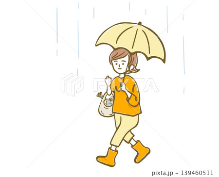 雨の日に傘をさし、買い物袋を持って歩く女性 雨の日に傘をさし、買い物袋を持って歩く女性 139460511