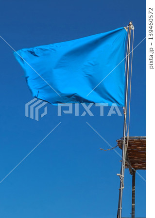 夏の真っ青な空にはためく青い旗 139460572