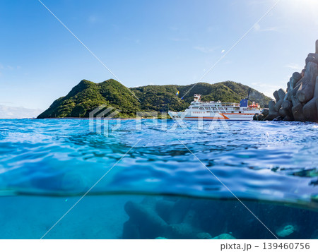 阿嘉島阿嘉ビーチの半水面撮影。沖をフェリーが通過。阿嘉島阿嘉ビーチ(真謝浜)沖縄県島尻郡慶良間諸島 阿嘉島阿嘉ビーチの半水面撮影。沖をフェリーが通過。阿嘉島阿嘉ビーチ(真謝浜)沖縄県島尻郡慶良間諸島 139460756