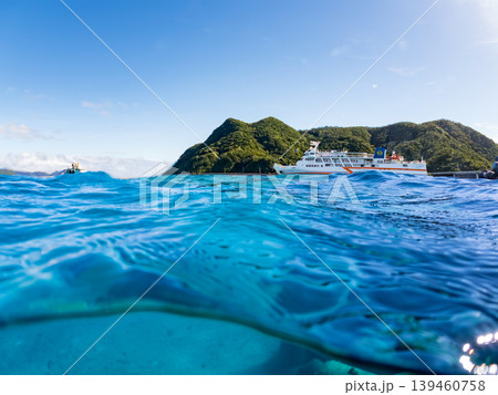 阿嘉島阿嘉ビーチの半水面撮影。沖をフェリーが通過。阿嘉島阿嘉ビーチ(真謝浜)沖縄県島尻郡慶良間諸島 阿嘉島阿嘉ビーチの半水面撮影。沖をフェリーが通過。阿嘉島阿嘉ビーチ(真謝浜)沖縄県島尻郡慶良間諸島 139460758