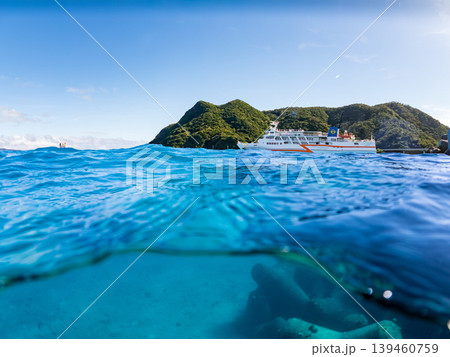 阿嘉島阿嘉ビーチの半水面撮影。沖をフェリーが通過。阿嘉島阿嘉ビーチ(真謝浜)沖縄県島尻郡慶良間諸島 阿嘉島阿嘉ビーチの半水面撮影。沖をフェリーが通過。阿嘉島阿嘉ビーチ(真謝浜)沖縄県島尻郡慶良間諸島 139460759
