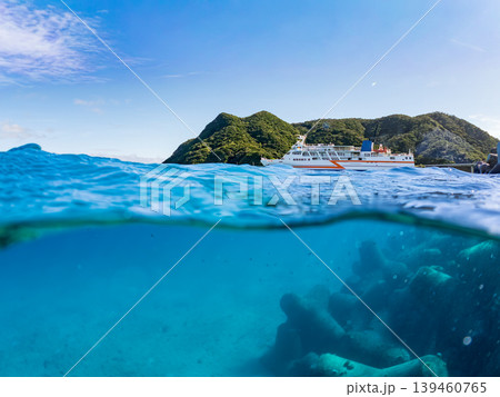 阿嘉島阿嘉ビーチの半水面撮影。沖をフェリーが通過。阿嘉島阿嘉ビーチ(真謝浜)沖縄県島尻郡慶良間諸島 阿嘉島阿嘉ビーチの半水面撮影。沖をフェリーが通過。阿嘉島阿嘉ビーチ(真謝浜)沖縄県島尻郡慶良間諸島 139460765