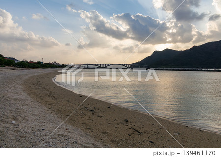 阿嘉島の天城展望台から見る慶留間島越しの朝焼け。沖縄県島尻郡慶良間諸島阿嘉島2025 阿嘉島の天城展望台から見る慶留間島越しの朝焼け。沖縄県島尻郡慶良間諸島阿嘉島2025 139461170