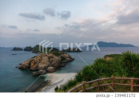 阿嘉島の天城展望台から見る慶留間島越しの朝焼け。沖縄県島尻郡慶良間諸島阿嘉島2025 阿嘉島の天城展望台から見る慶留間島越しの朝焼け。沖縄県島尻郡慶良間諸島阿嘉島2025 139461172