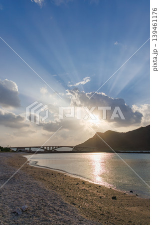 阿嘉島の天城展望台から見る慶留間島越しの朝焼け。沖縄県島尻郡慶良間諸島阿嘉島2025 139461176