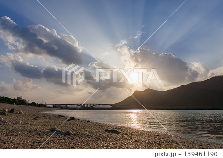阿嘉島の天城展望台から見る慶留間島越しの朝焼け。沖縄県島尻郡慶良間諸島阿嘉島2025 139461190