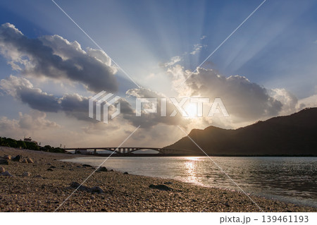 阿嘉島の天城展望台から見る慶留間島越しの朝焼け。沖縄県島尻郡慶良間諸島阿嘉島2025 阿嘉島の天城展望台から見る慶留間島越しの朝焼け。沖縄県島尻郡慶良間諸島阿嘉島2025 139461193