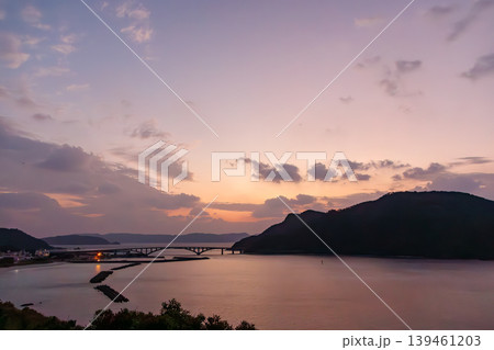 阿嘉島の天城展望台から見る慶留間島越しの朝焼け。沖縄県島尻郡慶良間諸島阿嘉島2025 阿嘉島の天城展望台から見る慶留間島越しの朝焼け。沖縄県島尻郡慶良間諸島阿嘉島2025 139461203