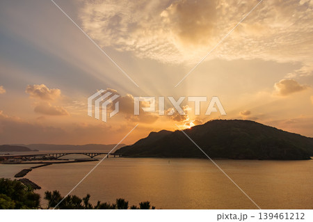 阿嘉島の天城展望台から見る慶留間島越しの朝焼け。沖縄県島尻郡慶良間諸島阿嘉島2025 139461212