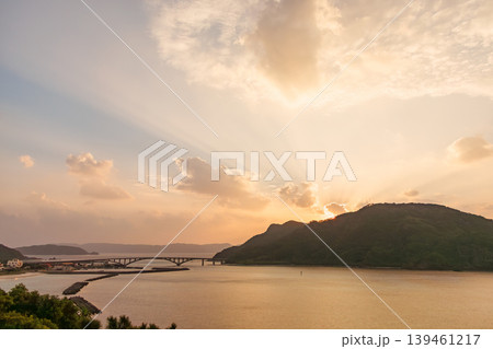 阿嘉島の天城展望台から見る慶留間島越しの朝焼け。沖縄県島尻郡慶良間諸島阿嘉島2025 阿嘉島の天城展望台から見る慶留間島越しの朝焼け。沖縄県島尻郡慶良間諸島阿嘉島2025 139461217
