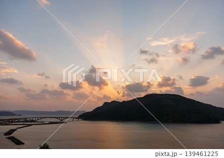 阿嘉島の天城展望台から見る慶留間島越しの朝焼け。沖縄県島尻郡慶良間諸島阿嘉島2025 139461225
