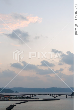 阿嘉島の天城展望台から見る慶留間島越しの朝焼け。沖縄県島尻郡慶良間諸島阿嘉島2025 139461235