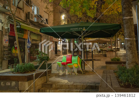【エルサレム】閑散とした夜間の市街地のテント屋根の下に積み上げられたカラフルな椅子 【エルサレム】閑散とした夜間の市街地のテント屋根の下に積み上げられたカラフルな椅子 139461812
