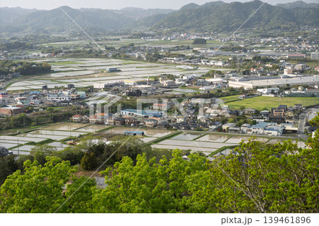 水が張られた春の水田と街・魚見塚展望台から見下ろす夕景・千葉県鴨川市 水が張られた春の水田と街・魚見塚展望台から見下ろす夕景・千葉県鴨川市 139461896