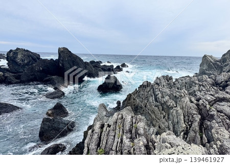 日本の荒々しい岩礁海岸と白波の風景 日本の荒々しい岩礁海岸と白波の風景 139461927