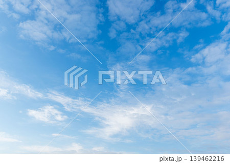冬の寒い朝 澄んだ空と印象的な雲01 冬の寒い朝 澄んだ空と印象的な雲01 139462216