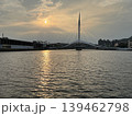 船から見た夕日に染まる大橋 139462798