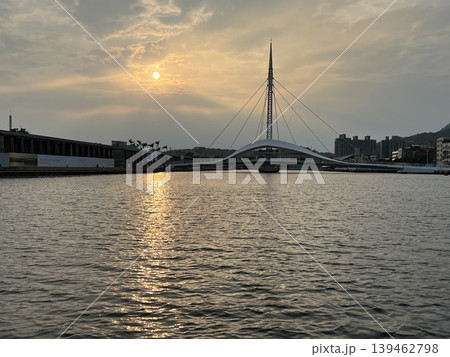 船から見た夕日に染まる大橋 139462798