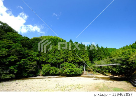 【神奈川県】水沢川のふれあい橋と緑の山々 【神奈川県】水沢川のふれあい橋と緑の山々 139462857