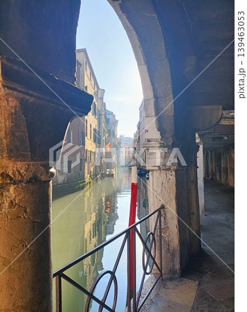 ヴェネツィアの街並み　イタリア 139463053