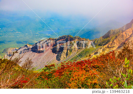 磐梯山から望む雲海と紅葉 湧き上がる雲と秋色の山肌の対比 福島県 磐梯山から望む雲海と紅葉 湧き上がる雲と秋色の山肌の対比 福島県 139463218