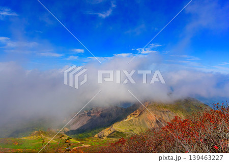 の磐梯山 櫛ヶ峰を彩る紅葉と湧き上がる雲 青空広がる絶景の山岳風景 福島県 139463227