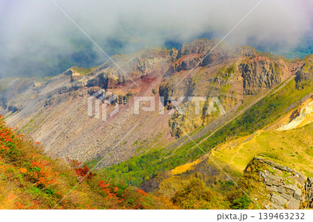 磐梯山の荒々しい岩肌と鮮やかな紅葉 登山口からの登山道で見える秋の山岳風景 福島県 磐梯山の荒々しい岩肌と鮮やかな紅葉 登山口からの登山道で見える秋の山岳風景 福島県 139463232