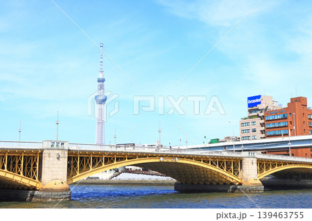 東京都、東京スカイツリーと蔵前橋の風景 139463755