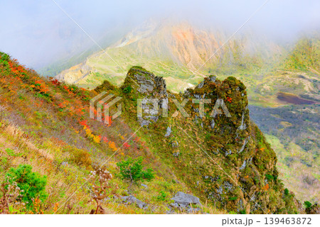磐梯山の荒々しい岩肌と鮮やかな紅葉 登山口からの登山道で見える秋の山岳風景 福島県 磐梯山の荒々しい岩肌と鮮やかな紅葉 登山口からの登山道で見える秋の山岳風景 福島県 139463872
